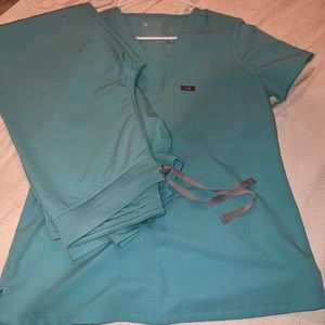 Figs set. One pocket scrub top and basic scrub pants.